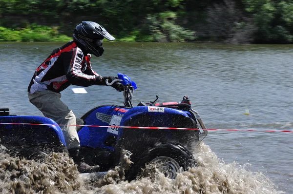 Campeonato ruso de ataque trofeo entre los vehículos todo terreno y motocicletas —  Fotos de Stock