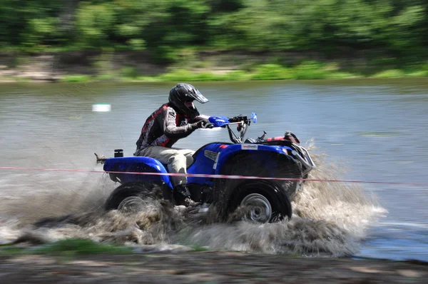 Ryska mästerskapet trofé raid bland suvs, ATV och motorcyklar. — Stockfoto