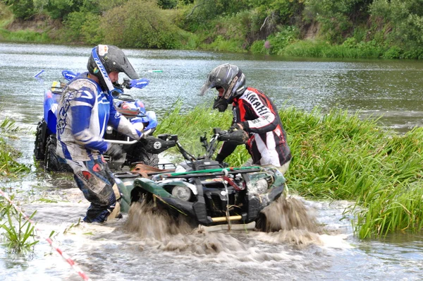 Ryska mästerskapet trofé raid bland suvs, ATV och motorcyklar. — Stockfoto