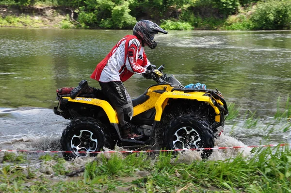 Campeonato ruso de ataque trofeo entre SUV, ATV y motocicletas . — Foto de Stock