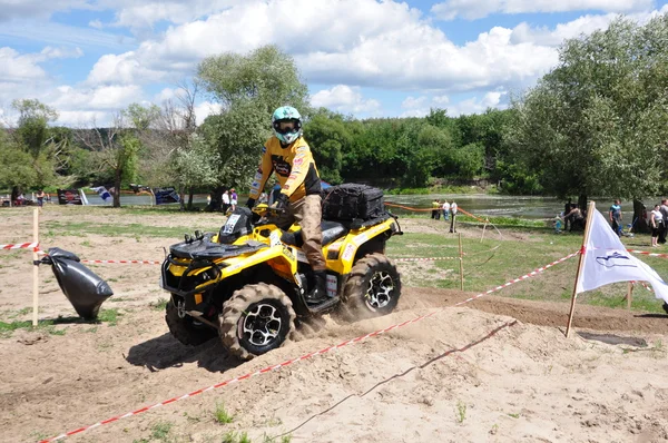 ロシア チャンピオン リーグ トロフィー raid suv、atvs、オートバイの間で. — ストック写真