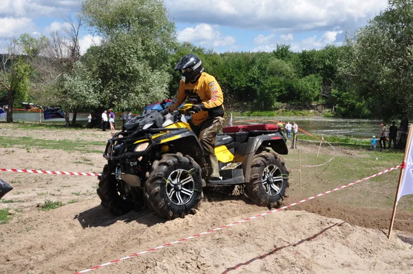 ロシア チャンピオン リーグ トロフィー raid suv、atvs、オートバイの間で. — ストック写真