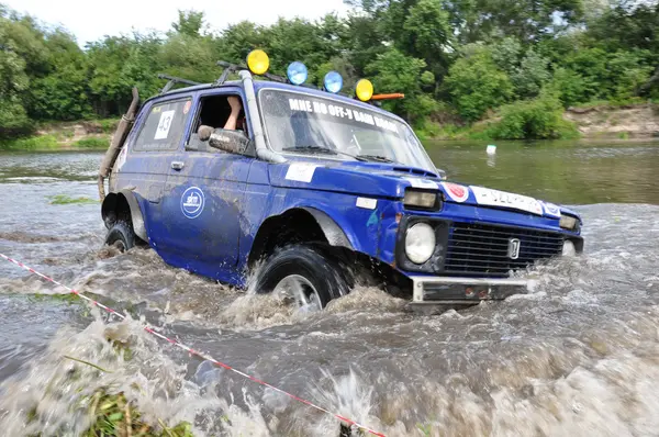 Razzia bei Geländewagen, Geländewagen und Motorrädern zur russischen Meisterschaft. — Stockfoto