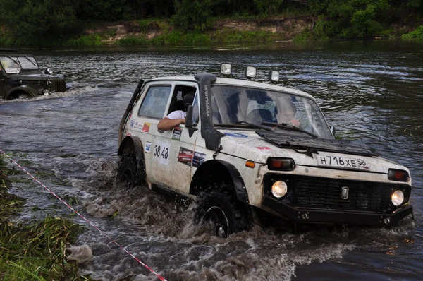 Campeonato ruso de ataque trofeo entre SUV, ATV y motocicletas . — Foto de Stock