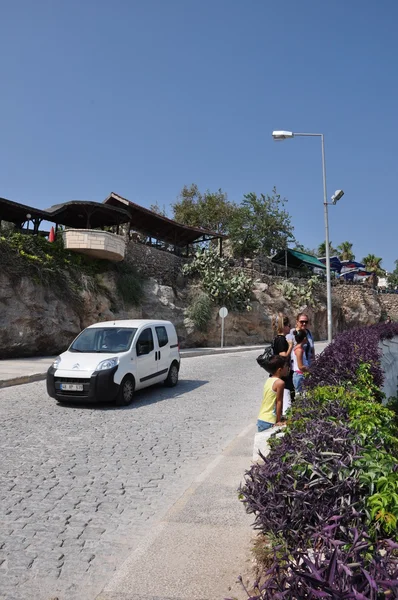 Auto Sulla Vecchia Strada Acciottolata — Foto Stock