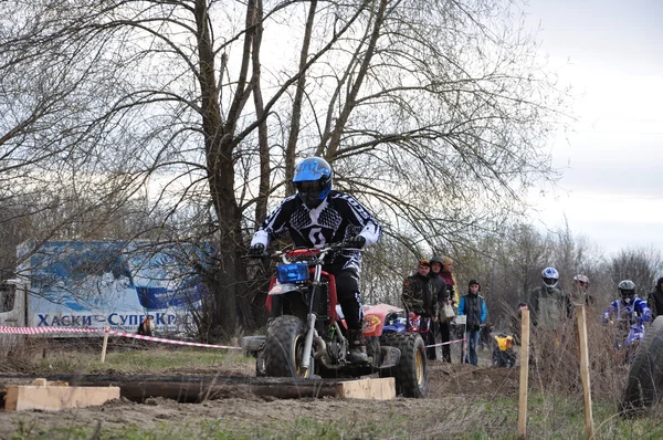 Campeonato de Rusia de Motocross entre motocicletas y vehículos todo terreno — Foto de Stock