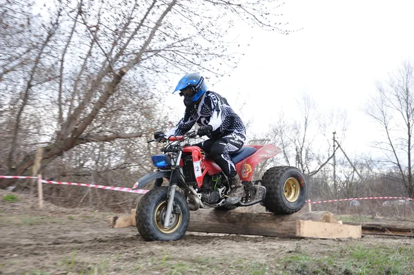 俄罗斯冠军的摩托车越野摩托车和全地形车之间 — 图库照片