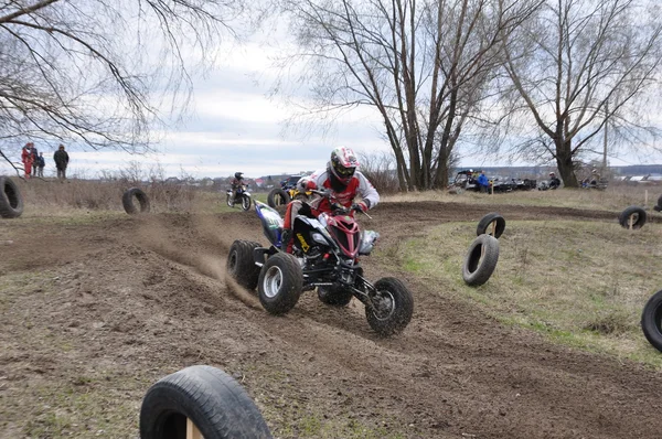 Campeonato de Rusia de Motocross entre motocicletas y vehículos todo terreno —  Fotos de Stock