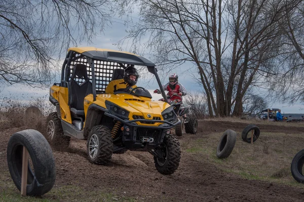 Russische Meisterschaft im Motocross unter Motorrädern und Geländewagen — Stockfoto