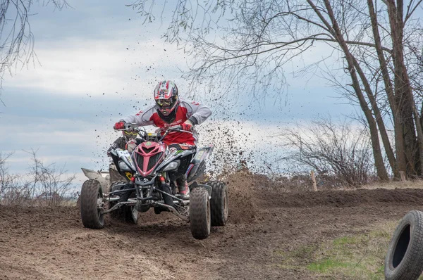 Campeonato de Rusia de Motocross entre motocicletas y vehículos todo terreno — Foto de Stock