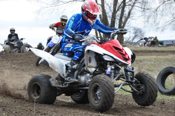 Campeonato de Rusia de Motocross entre motocicletas y vehículos todo terreno — Foto de Stock