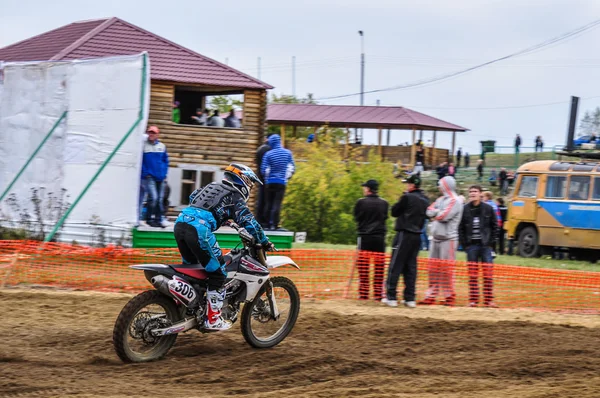 Campeonato de Rusia de Motocross entre motocicletas y vehículos todo terreno —  Fotos de Stock