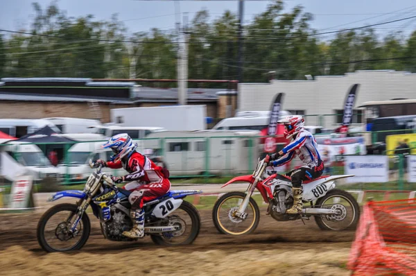 Campeonato de Rusia de Motocross entre motocicletas y vehículos todo terreno — Foto de Stock