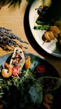 avokadolu salata ve kâsede karides, üst görünüm, kopyalama alanı, dikey video