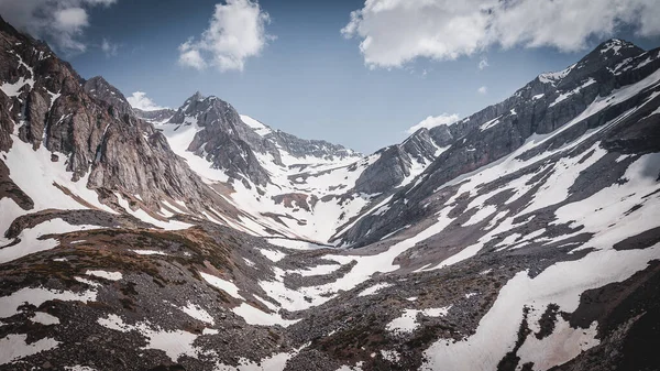 Fotos de montanha aérea na primavera com neve — Fotografia de Stock