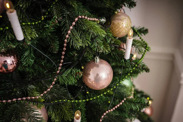 Διακοσμημένο χριστουγεννιάτικο δέντρο σε θολή φόντο. — Φωτογραφία Αρχείου