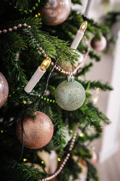 Διακοσμημένο χριστουγεννιάτικο δέντρο σε θολή φόντο. — Φωτογραφία Αρχείου