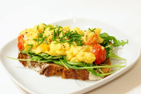 Rührei auf Roggenbrot — Stockfoto