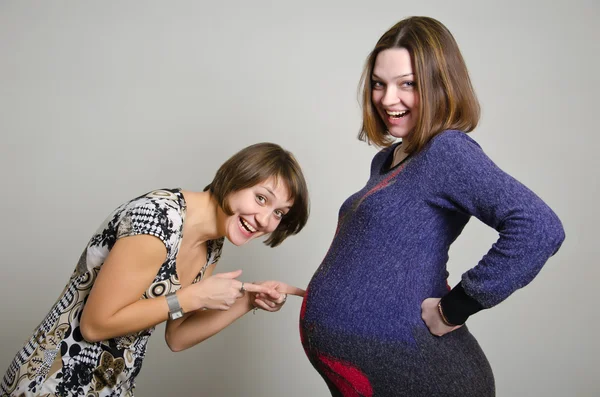 Gravid kvinna och girfriend Royaltyfria Stockbilder