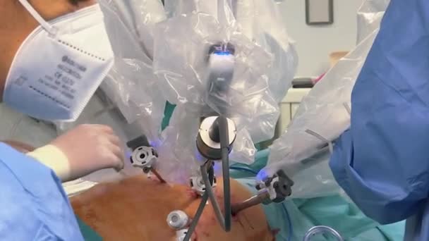 Surgical Doctors Preparing Machine Surgery — Vídeo de stock