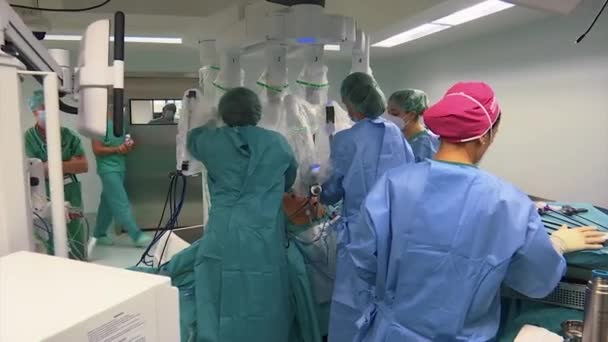 Surgical Doctors Preparing Machine Surgery — Stok video