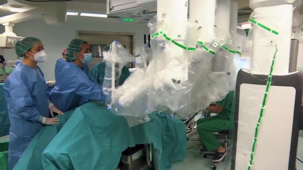 Surgical Doctors Preparing Machine Surgery — стоковое видео