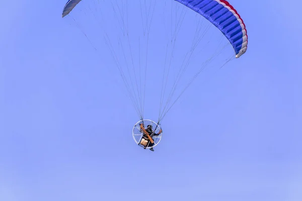 Człowiek Latający Paralotnią Pod Błękitnym Niebem — Zdjęcie stockowe