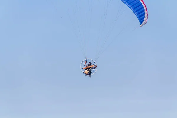 Man Flying Paraglider Blue Sky — Stock Photo, Image