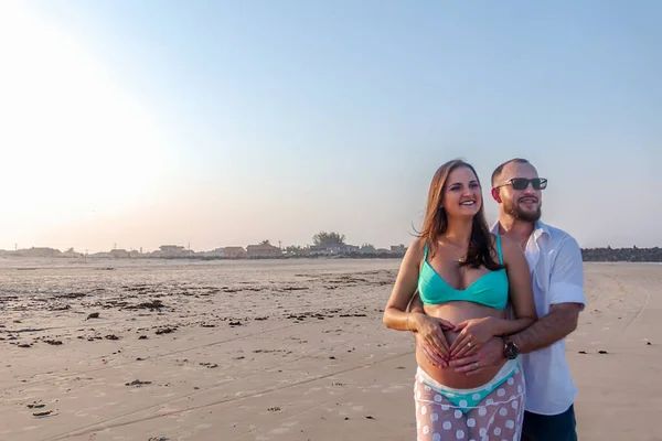 Birkaç müstakbel ebeveyn el ele tutuşuyor.