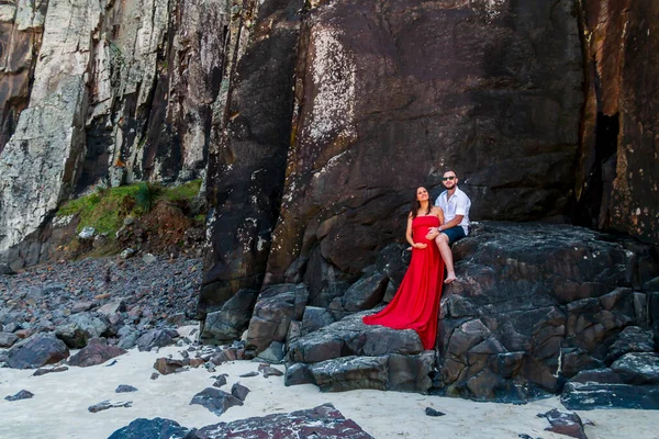 Rio Grande do Sul sahilinde turist bir çift.