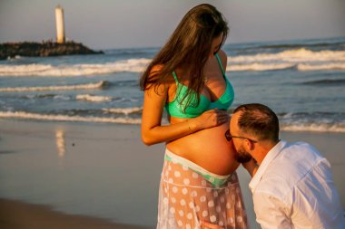 Birkaç müstakbel ebeveyn el ele tutuşuyor.