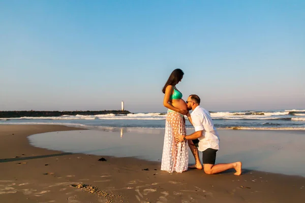 Pareja Futuros Padres Tomados Mano — Foto de Stock