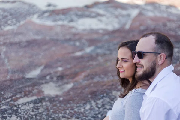 Hamile bir kadınla birlikte olan çift.