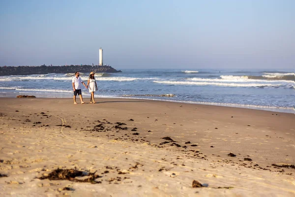 Birkaç müstakbel ebeveyn el ele tutuşuyor.