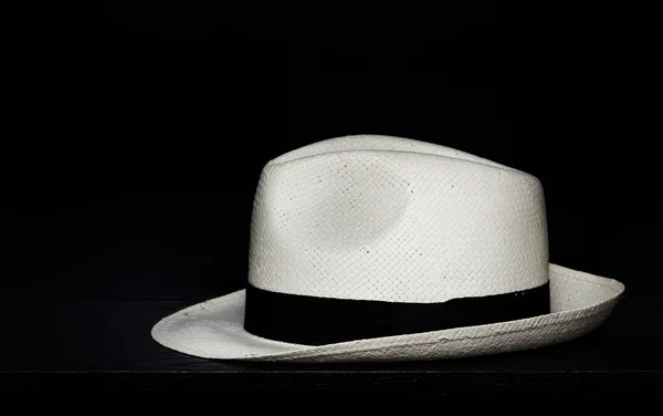 Panama hatt på en svart bakgrund — Stockfoto