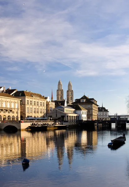 Zürichs gamla staden speglar i floden — Stockfoto