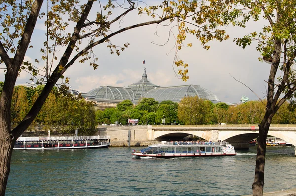 Bateau mouche e Grand Palais, Paris . — Fotografia de Stock