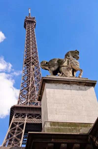 Estátua de cavalo e Torre Eiffel em Paris . — Fotografia de Stock