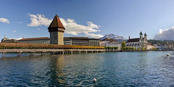 Kapel brug en de jezuïetenkerk. Luzern, Zwitserland. — Stockfoto