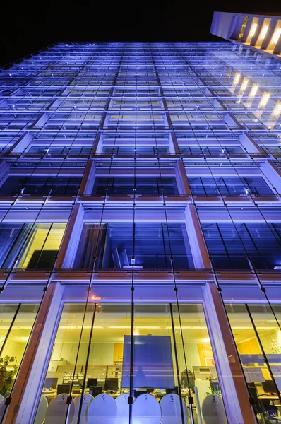 Arranha-céu azul - Arquitetura moderna em Zurique — Fotografia de Stock