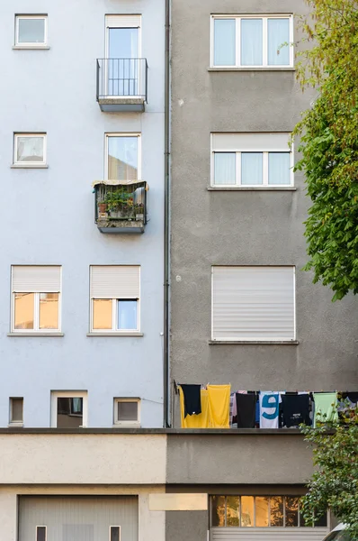Casa prefabbricata grigia e blu con balconi e finestre — Foto Stock