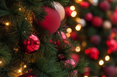 Kırmızı yılbaşı ağacı süsleri