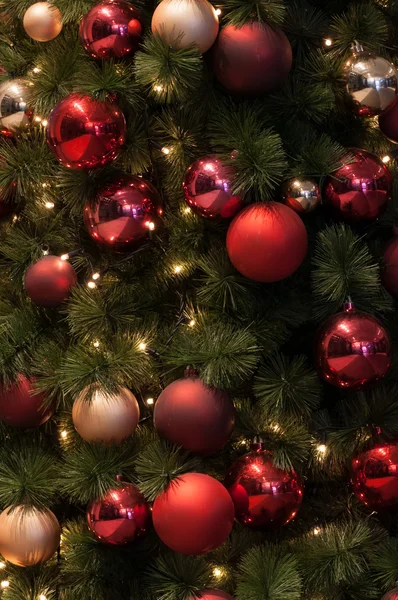 Árbol de navidad decoraciones rojas —  Fotos de Stock