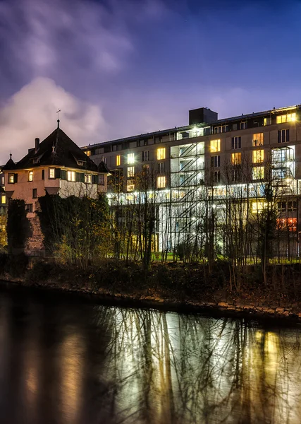 nehir boyunca geceleri ev sahipliği yapmaktadır.