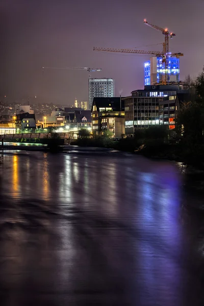 Byggarbetsplatser på natten längs floden — Stockfoto