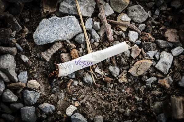 Sigaretta fatta a mano a terra — Foto Stock