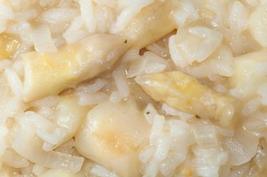 İtalyan kuşkonmaz risotto