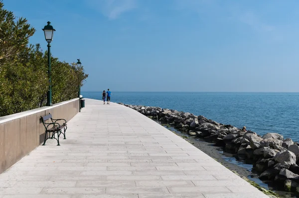 Grado, Italien: strandpromenad längs havet — Stockfoto