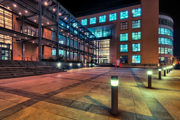 밤에 취리히에 있는 현대 건축 — 스톡 사진