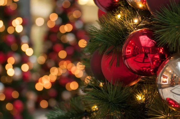 Kerstboom rood decoraties Stockfoto